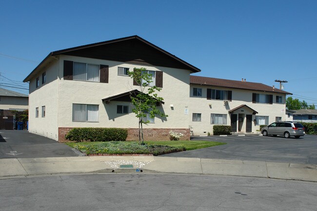 667-672 Kodiak Ct in Sunnyvale, CA - Foto de edificio - Building Photo