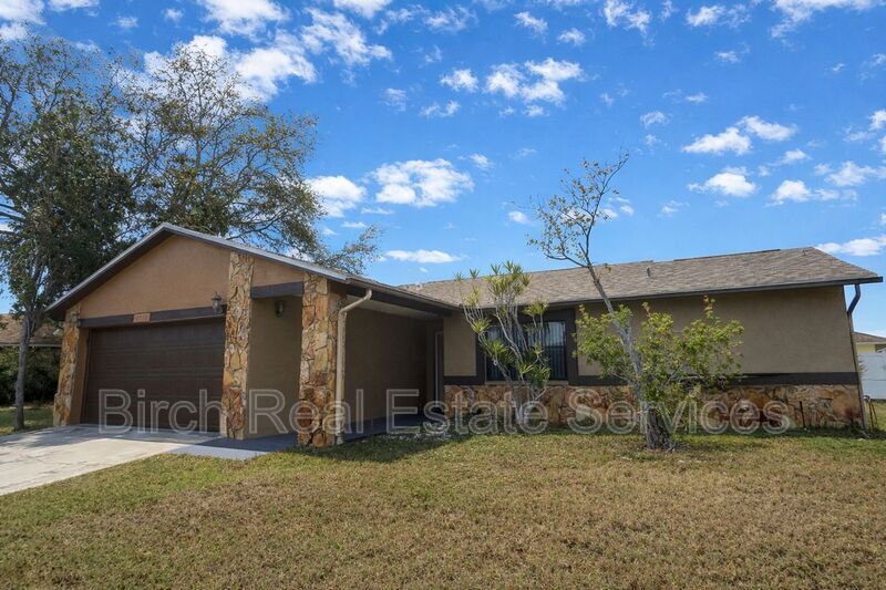2419 Mondale Ct in Holiday, FL - Building Photo