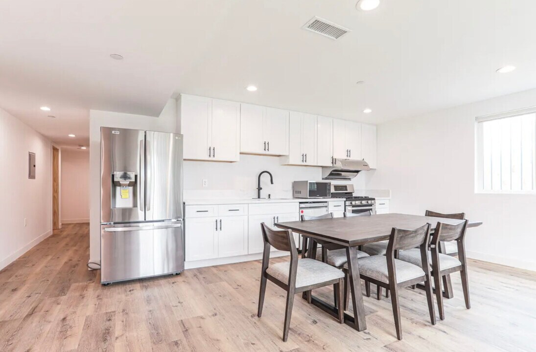 1476 W 35th St in Los Angeles, CA - Building Photo