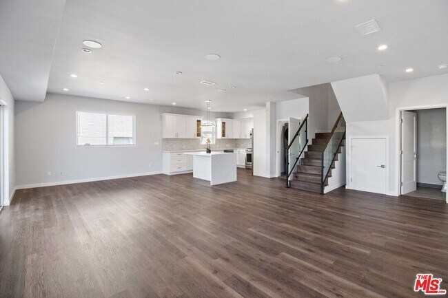 property at 1846 1/2 S Barrington Ave