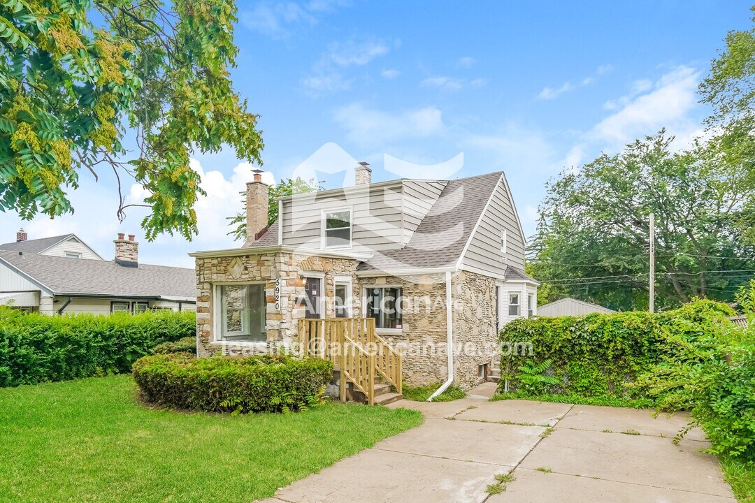 5920 N 68th St in Milwaukee, WI - Foto de edificio