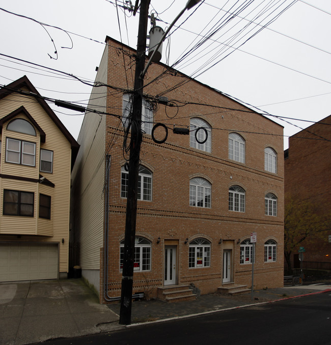 202 Ogden Ave in Jersey City, NJ - Foto de edificio - Building Photo