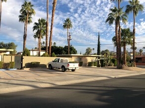 584-590 S Calle Palo Fierro in Palm Springs, CA - Foto de edificio - Building Photo