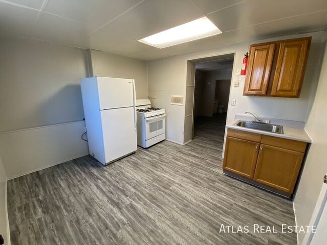 property at 810 E 9th St