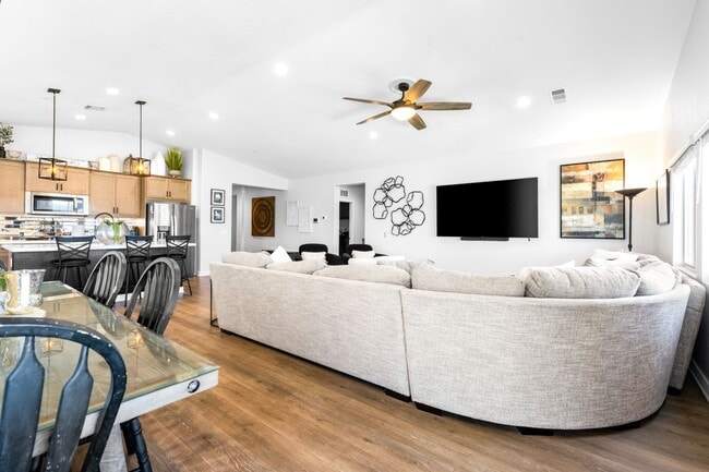 30716 Foxhollow Dr in Winchester, CA - Foto de edificio - Building Photo