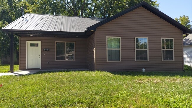 property at 715 S Muldrow St