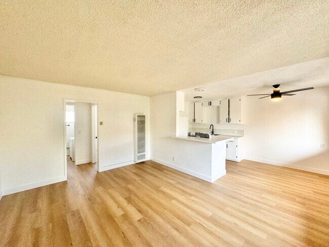 6501 Cherry Ave in Long Beach, CA - Building Photo - Building Photo