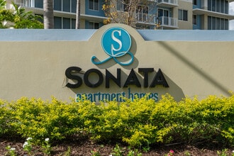 Sonata Apartments in Pompano Beach, FL - Foto de edificio - Building Photo