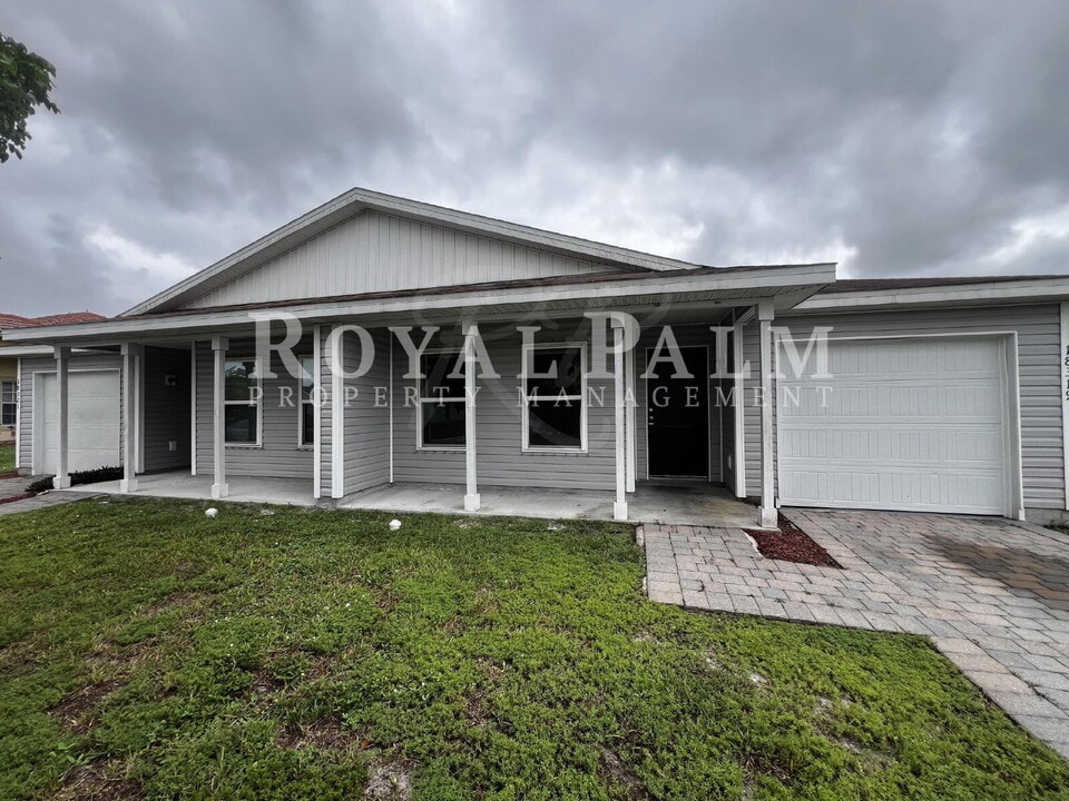 18319 Gibraltar Ln in Lehigh Acres, FL - Foto de edificio