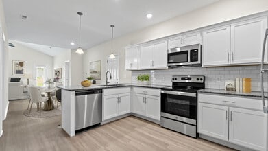 Dupont Meadows in Fort Wayne, IN - Foto de edificio - Building Photo