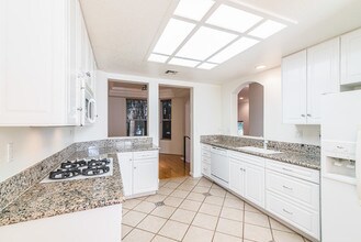 2022 S Barrington Ave, Unit D in Los Angeles, CA - Building Photo - Building Photo