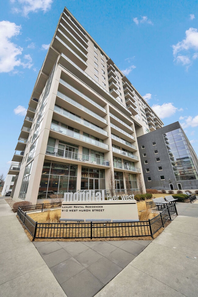 property at 910 W Huron St