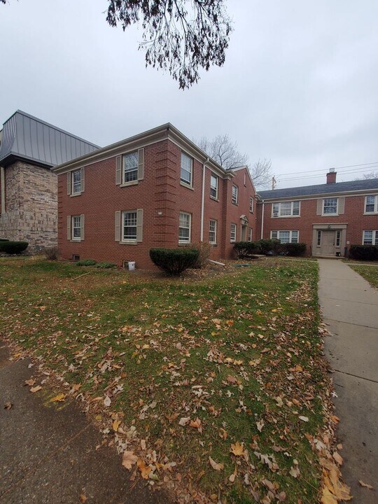 512-524 E Henry Clay St - 12 Family in Whitefish Bay, WI - Building Photo