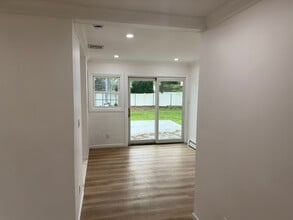 30 Beacon St in Shirley, NY - Foto de edificio - Building Photo