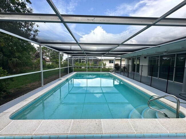 443 Monterey Ave in Cape Coral, FL - Building Photo - Building Photo