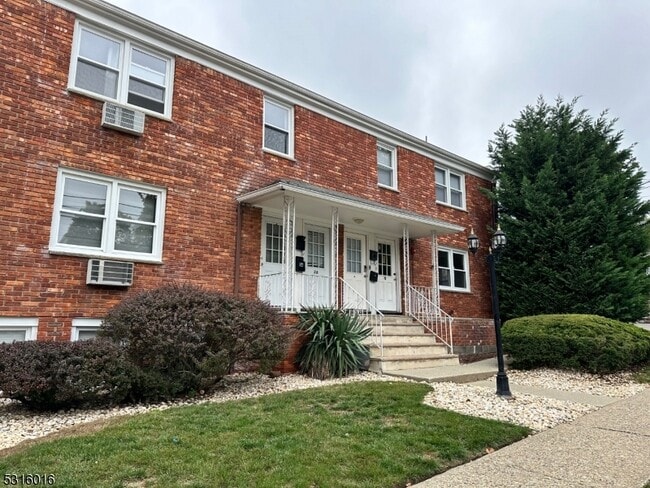 1 Oak Grove Rd in Caldwell, NJ - Building Photo - Building Photo