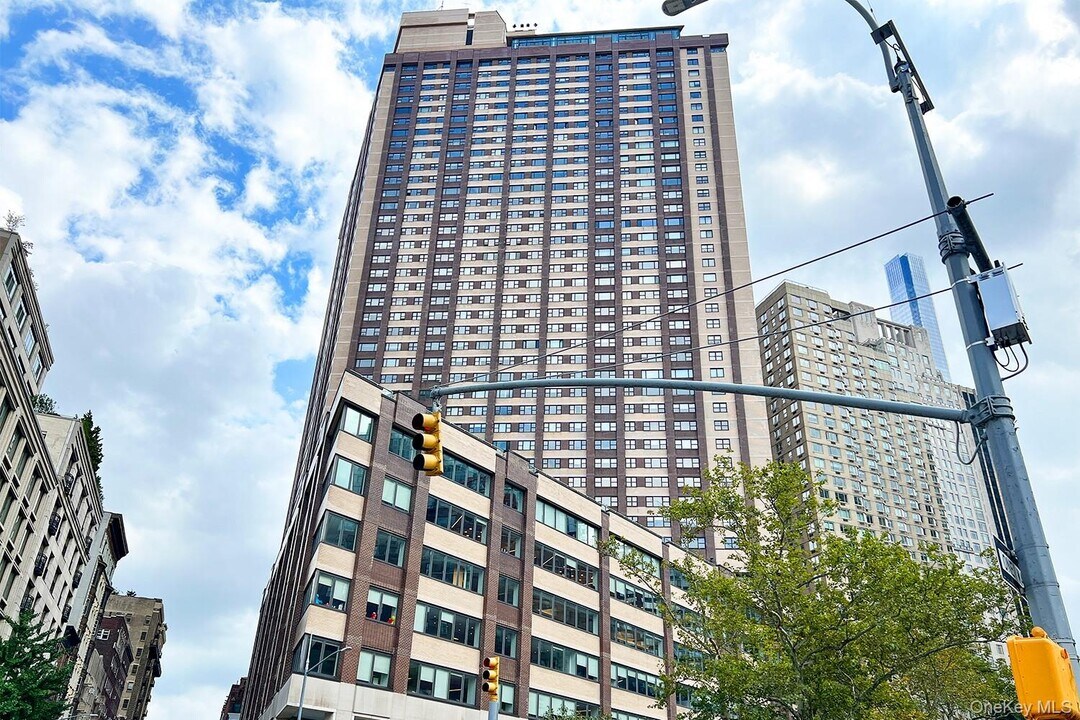 20 W 64th St in New York, NY - Building Photo