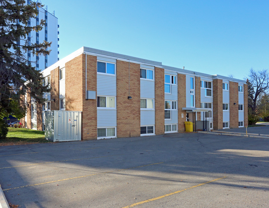 Brightstar Apartments in Edmonton, AB - Building Photo