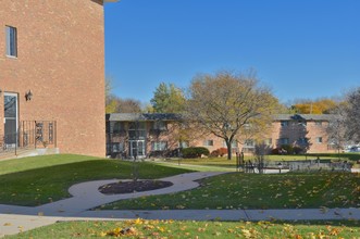 French Quarters in West Allis, WI - Foto de edificio - Building Photo