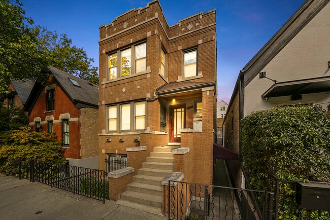 2026 W Charleston St in Chicago, IL - Building Photo - Building Photo