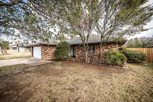 2105 NW 54th St in Lawton, OK - Building Photo - Building Photo