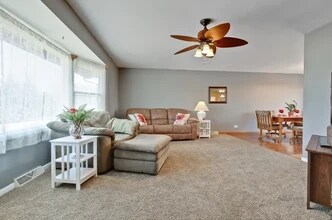 1595 Oregon Trl in Elk Grove Village, IL - Building Photo - Building Photo