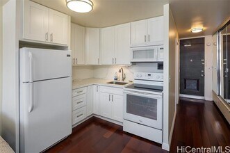 747 Amana St in Honolulu, HI - Building Photo - Building Photo