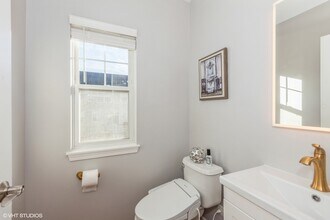 375 N Commerce St in Aurora, IL - Building Photo - Building Photo