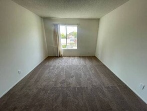 143 W Avenida De Los Arboles in Thousand Oaks, CA - Building Photo - Building Photo
