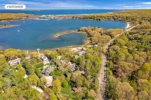 233 Noyack Rd in Southampton, NY - Building Photo