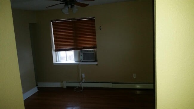 932 E College St in Iowa City, IA - Building Photo - Building Photo