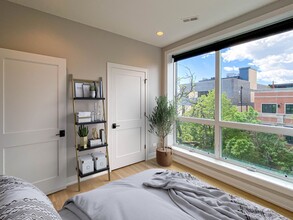 1058 W Cornelia Ave, Unit 503 in Chicago, IL - Building Photo - Building Photo