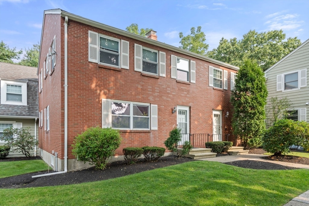 33 Saco St in Newton, MA - Building Photo