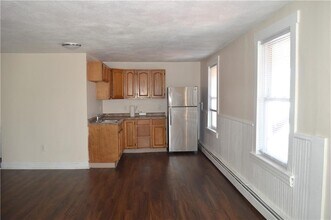 90 Railroad St-Unit -3 in Lincoln, RI - Building Photo - Building Photo