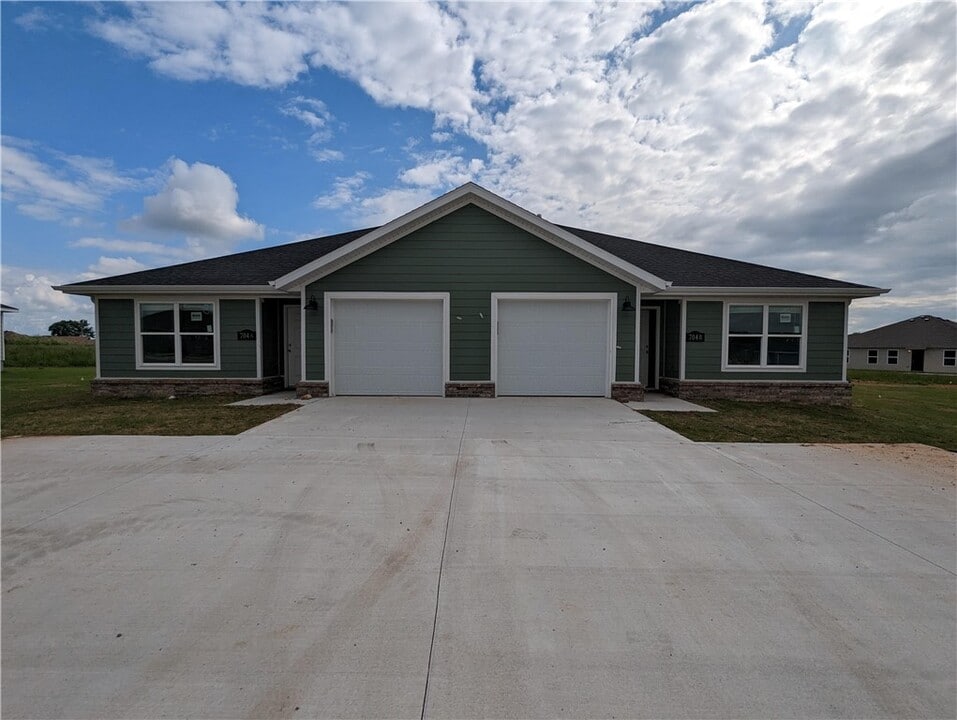 704 W Loren Dr in Siloam Springs, AR - Building Photo