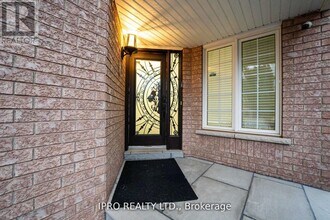 3191 OAKVIEW Rd in Mississauga, ON - Building Photo - Building Photo