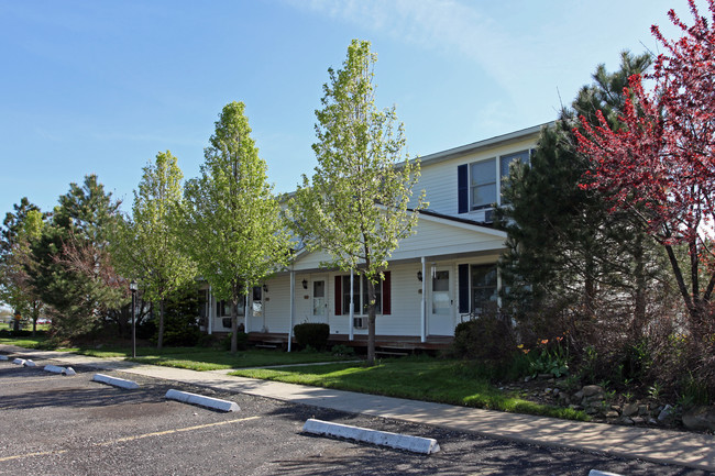 Deer Run Apartments in Wellington, OH - Building Photo - Building Photo