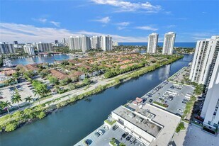 3625 N Country Club Dr in Aventura, FL - Building Photo