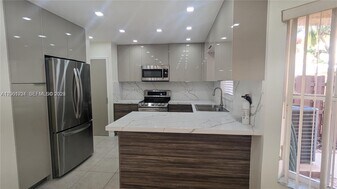 213 E Forest Oak Cir in Davie, FL - Building Photo