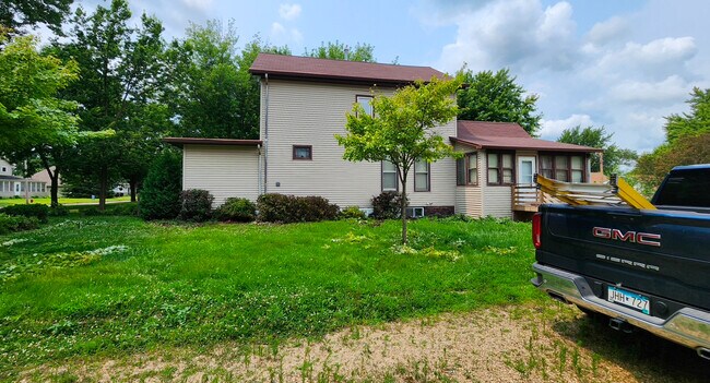 309 Cleveland Ave E in Winnebago, MN - Building Photo - Building Photo