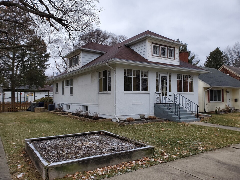 2 N Aldine St in Elgin, IL - Building Photo