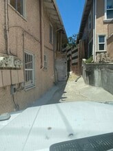 4704 MacArthur Blvd, Unit B in Oakland, CA - Building Photo - Building Photo