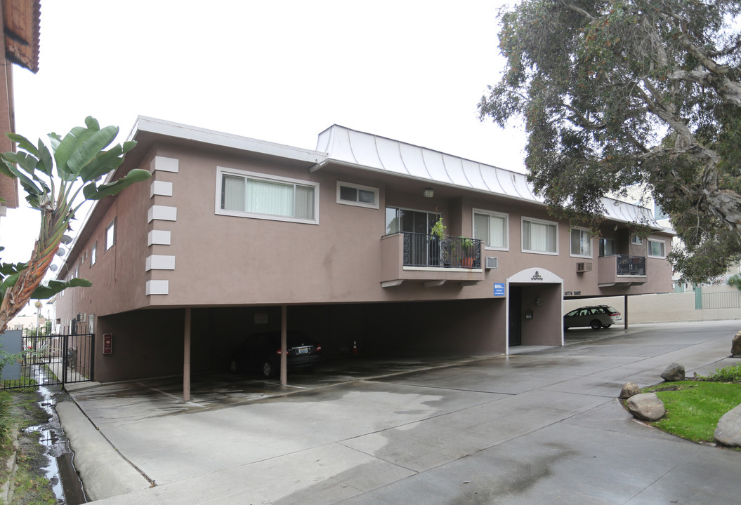 10776 Rose Avenue in Los Angeles, CA - Foto de edificio