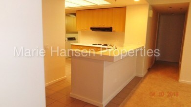 1 Keahole Pl-Unit -1512 in Honolulu, HI - Building Photo - Building Photo