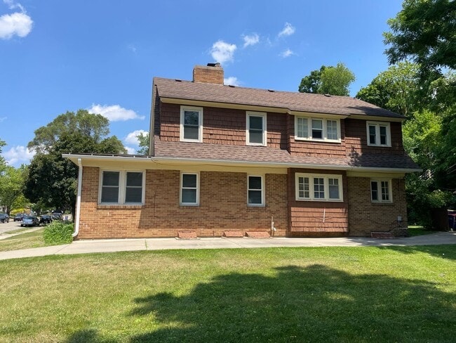 2230 Riverside Dr NE in Grand Rapids, MI - Building Photo - Building Photo