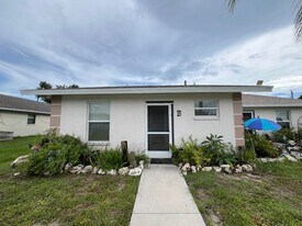 11255 Pendleton Ave, Unit 11255 Pendleton Ave #B in Englewood, FL - Building Photo