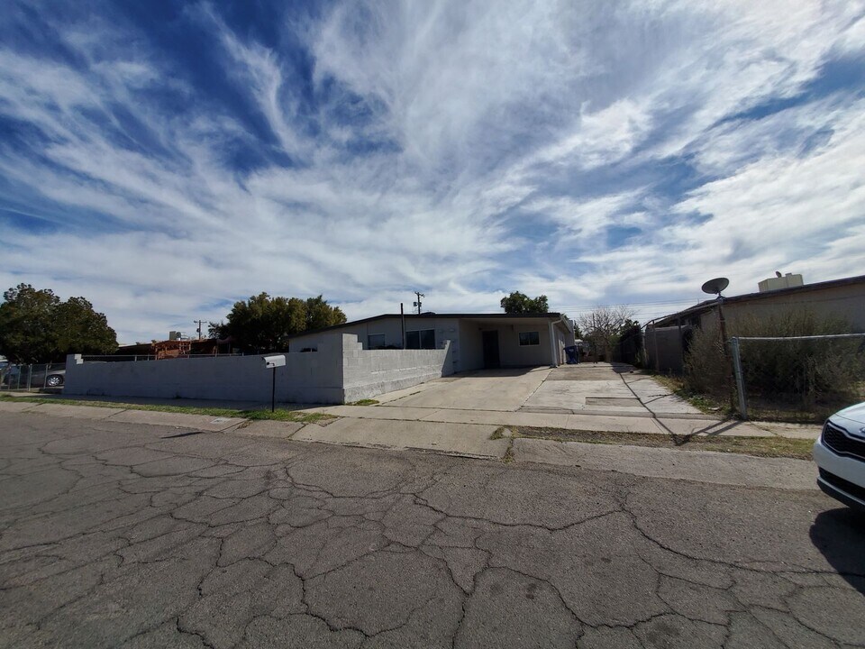 341 W Calle Margarita in Tucson, AZ - Building Photo