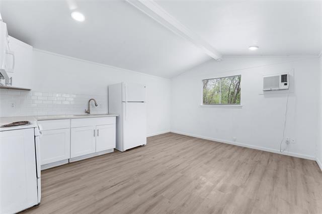 711 Houston St, Unit 4 in Wolfe City, TX - Building Photo