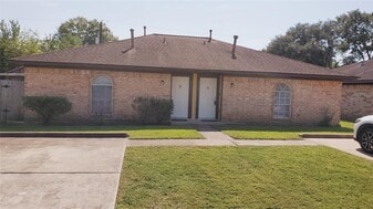 6358 Crestside Dr in Pasadena, TX - Building Photo