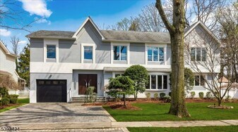 827 Alden Rd in Paramus, NJ - Building Photo